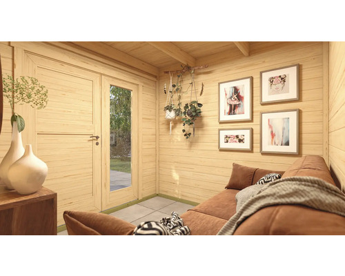 Innenraum eines Gartenhauses mit Sofa, Bildern an der Wand und dekorativen Pflanzen