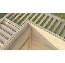 Detailansicht einer hölzernen Gartensaunaecke mit Lattenrost