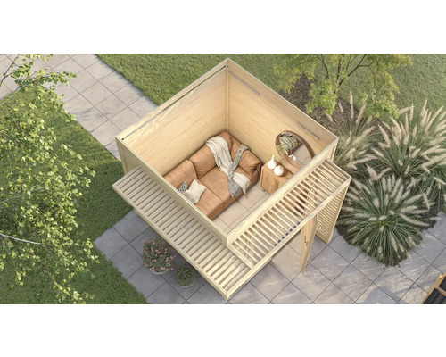 Gartenlounge aus Holz mit Sofa, Tisch und Dekoration im Freien