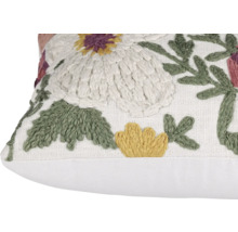 Gros plan d'un coussin avec broderie florale