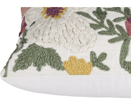Gros plan d'un coussin avec broderie florale