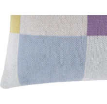 Quadratisches Dekokissen mit geometrischem Muster