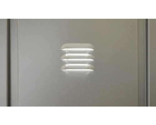 Vue détaillée d''une fente de ventilation dans une porte métallique