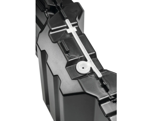 Gros plan d''un réservoir d''eau de pluie en plastique noir avec un raccord blanc.