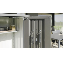 Armoire à outils ouverte avec étagère, bocaux et ustensiles de barbecue
