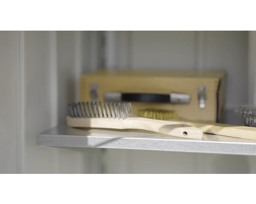 Brosse métallique et brosse en laiton sur une étagère