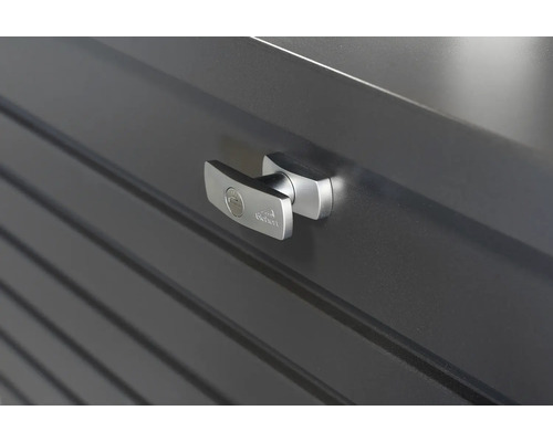 Detailansicht eines Geräteschrank-Griffs mit Schloss