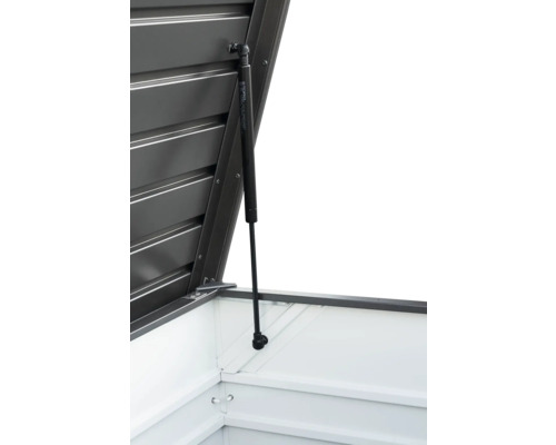 Geöffnete Gartentruhe mit Gasdruckfeder