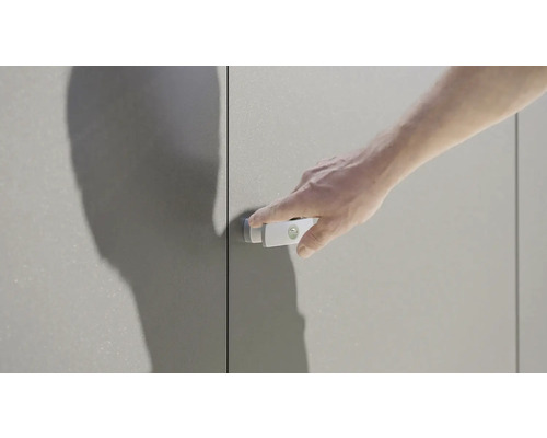 Ein Mann öffnet einen Schrank mit einem einfachen Griff.