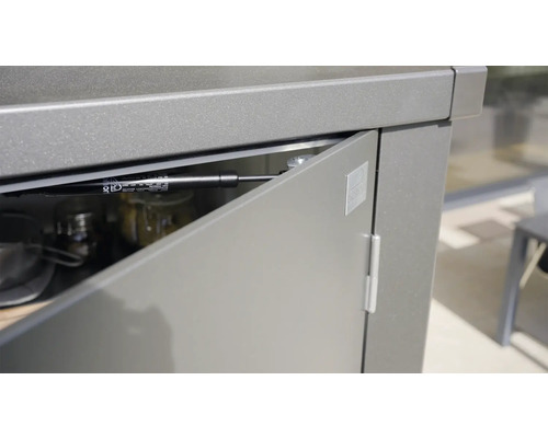 Detailansicht eines Outdoor-Schranks mit geöffneter Tür und Gasdruckfeder