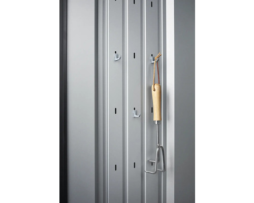 Gartenkralle an einer Werkzeugwand mit Haken