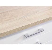 Vue détaillée d''une commode avec un plateau en bois marron clair et des tiroirs blancs avec des poignées argentées.