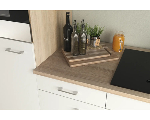 Scène de cuisine avec plan de travail, bouteilles et ustensiles de cuisine