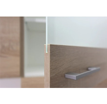 Vue détaillée d''une armoire avec un motif en bois et une poignée