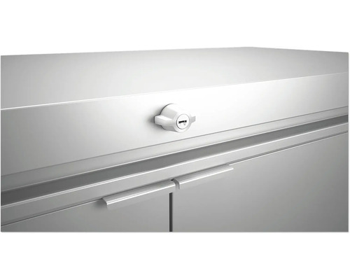 Detailansicht eines abschließbaren Metallschranks mit Griffen