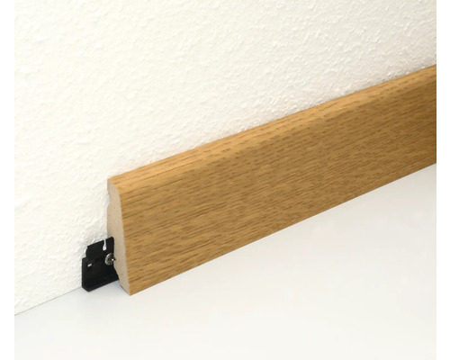 Sockelleiste mit Befestigungsclip an Wand und Boden