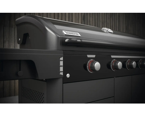 Tennekers Gasgrill mit mehreren Reglern.
