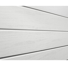 Detailaufnahme einer weißen Garagentoroberfläche mit horizontaler Linienstruktur