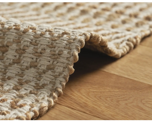 Nahaufnahme eines gewebten Teppichs aus Naturfasern