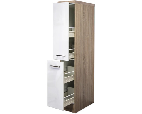 Hochschrank mit Auszügen für Küchenutensilien.