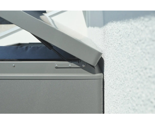 Detailansicht einer grauen Gartenbox mit geöffnetem Deckel