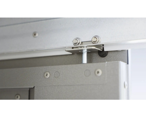 Detailansicht einer Schiebetürbefestigung mit Schrauben und Metallelementen