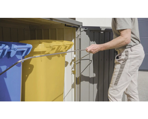 Mülltonnenbox mit blauen und gelben Mülltonnen, bedient von einer Person