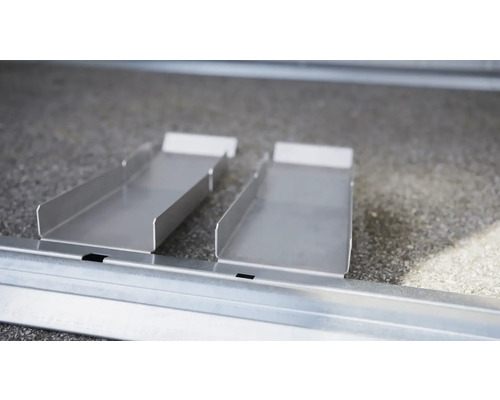 Zwei Rinnenhalterungen auf einer Metallschiene zur Befestigung von Dachrinnen