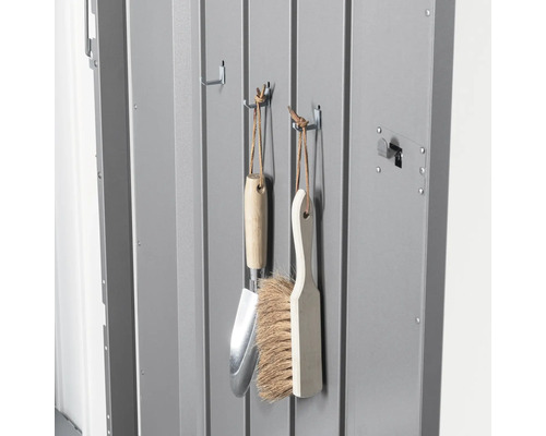 Gartenschrank Innenansicht mit Werkzeugen an Haken