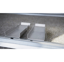 Zwei Metallschalen auf einem Metallprofil