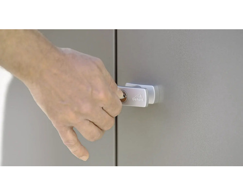 Eine Hand schliesst ein Biohort Produkt mit einem Schlüssel auf