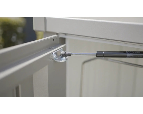 Detailansicht eines Gasdruckdämpfers an einer Metallkonstruktion