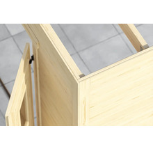 Vue détaillée d'un cabanon en bois en construction avec cadre de porte et poutres en bois