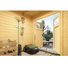 Innenansicht eines Holzgartenhauses mit Gartengeräten, Rasenmäherroboter und geöffneter Doppeltür