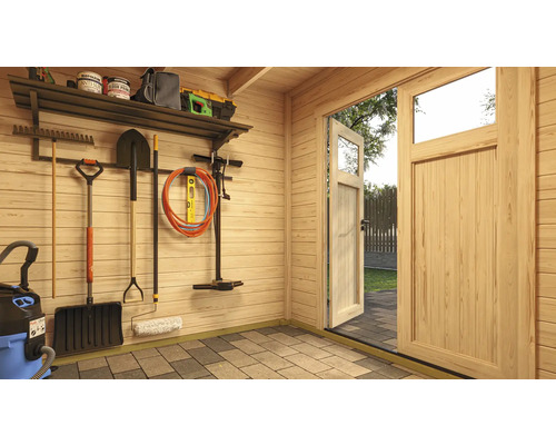 Abri de jardin rangé avec outils de jardin et outils au mur.