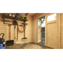 Vue intérieure d'une cabane de jardin avec des outils et une porte ouverte