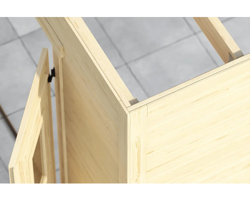 Detailansicht eines Holzhauses mit Tür und Eckverbindungen.