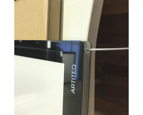 Nahaufnahme einer Aufhängeschiene von Artiteq mit Stahlseilaufhängung.