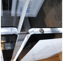 Gros plan sur un câble antivol sur un appareil électronique