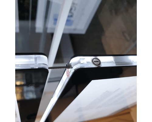 Detailaufnahme eines Diebstahlsicherungskabels an einem elektronischen Gerät