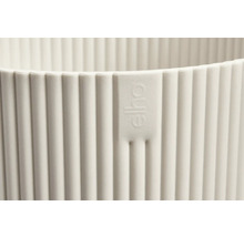 Detailansicht eines Pflanzgefäßes mit gerippter Struktur und dem Elho Logo.