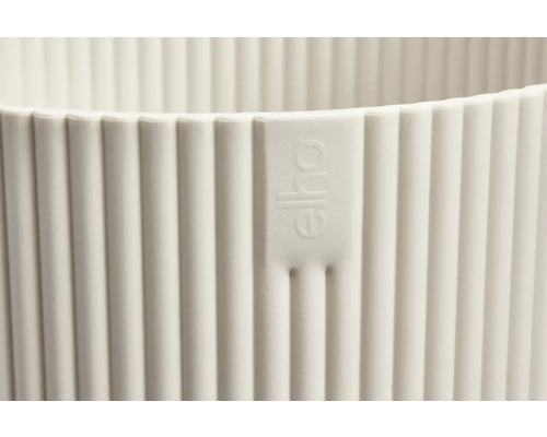 Vue détaillée d''un pot de fleurs avec une texture côtelée et le logo Elho