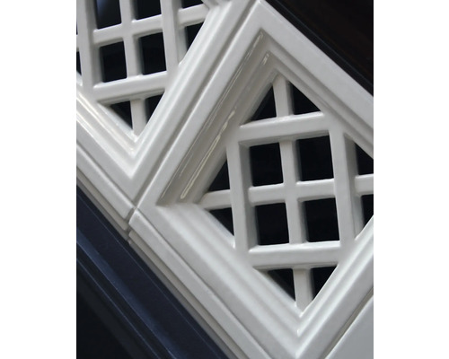 Nahaufnahme eines weißen Ziergitters