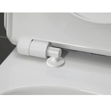 Gros plan d'un couvercle de toilette blanc avec fixation