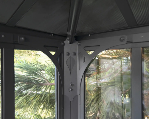 Vue détaillée d''un pavillon avec des éléments en verre et un cadre métallique.