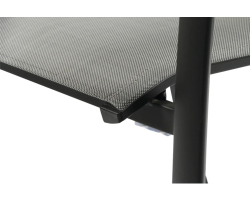 Detailansicht einer Gartenbank mit Sitzfläche aus Textilgewebe und Metallgestell