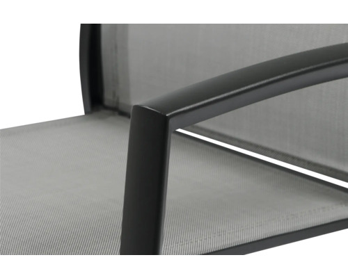 Detailansicht eines Gartenstuhls mit Armlehne aus Aluminium und Textilgewebe
