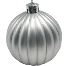 Boule de Noël argentée avec motif rainuré