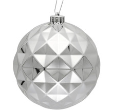 Boule de Noël argentée à motif à facettes