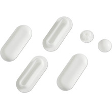 Plusieurs capsules et comprimés blancs